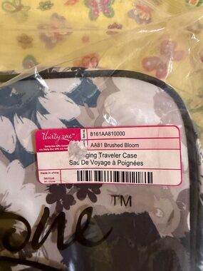 thirty-one Brushed Bloom Hanging Traveler Case in White, Blue & Gray